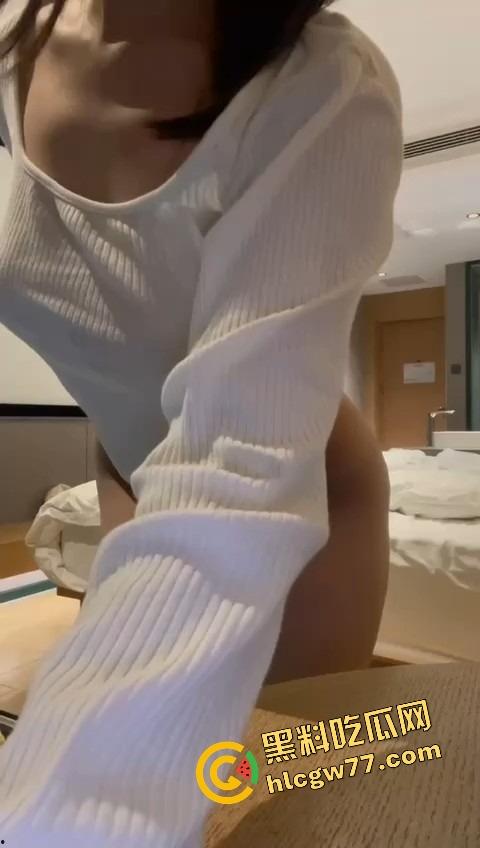 珠海学院研究生【章欣欣】包养到淫化，嫩穴被插黑，后入翘臀爽爆，每次舔棒都求射嘴里，骚得太上头！-12