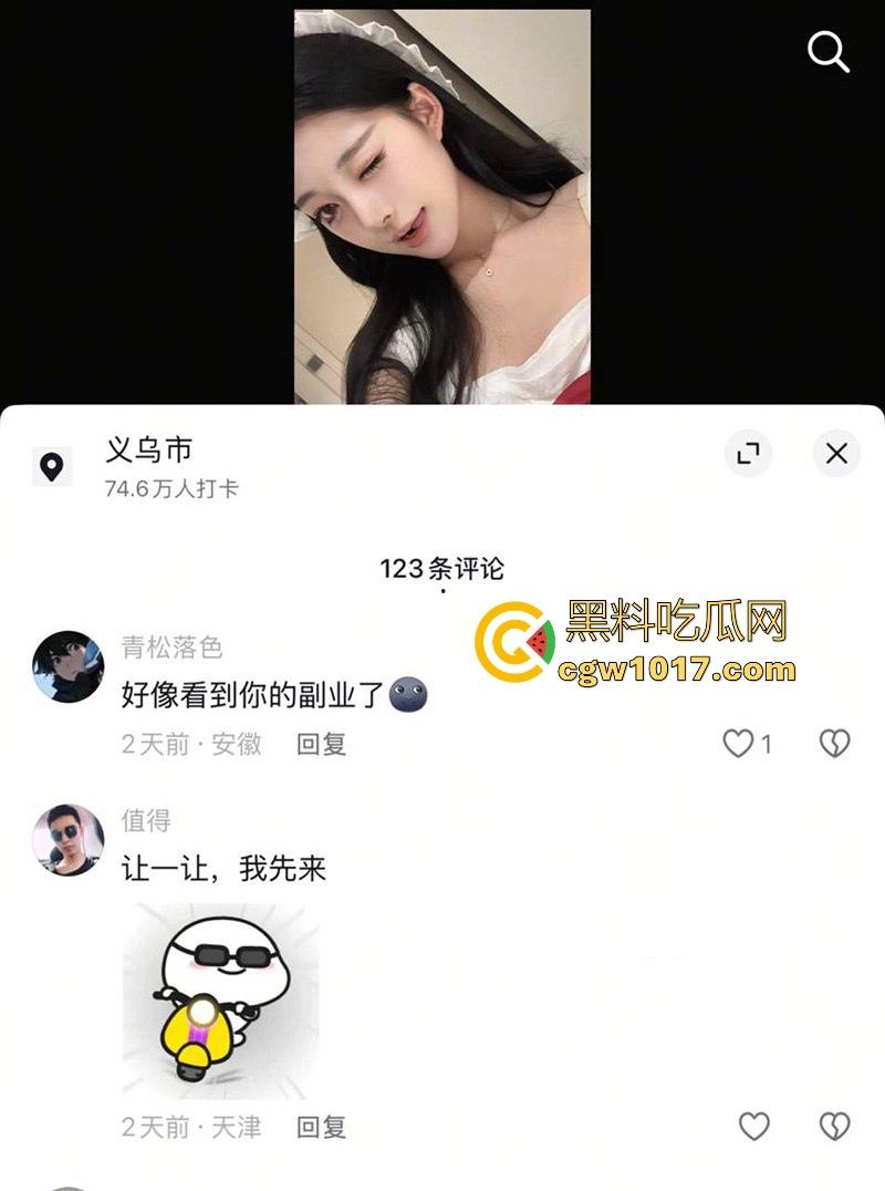 抖音高颜值网红【小棉】网络上人设甜美少女，副业拍定制自慰视频，手指深扣粉嫩骚穴，昔日甜妹化身淫荡尤物！-1