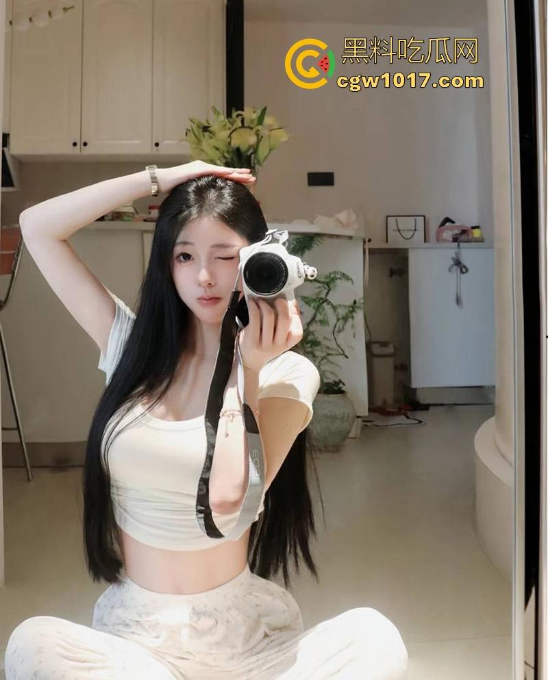 抖音高颜值网红【小棉】网络上人设甜美少女，副业拍定制自慰视频，手指深扣粉嫩骚穴，昔日甜妹化身淫荡尤物！-3