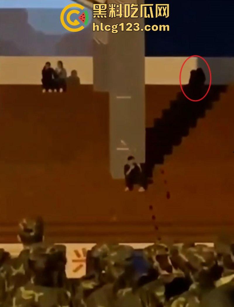 【云南民族大学】军训现场 主席台上演“活春宫” 激情野战被全校直播-4