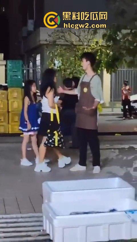 提子不新鲜还是顾客太酸？南沙美女门店撒野，扔提子打店员，抓到警局还咬人！-3