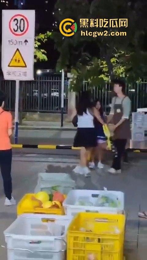 提子不新鲜还是顾客太酸？南沙美女门店撒野，扔提子打店员，抓到警局还咬人！-6