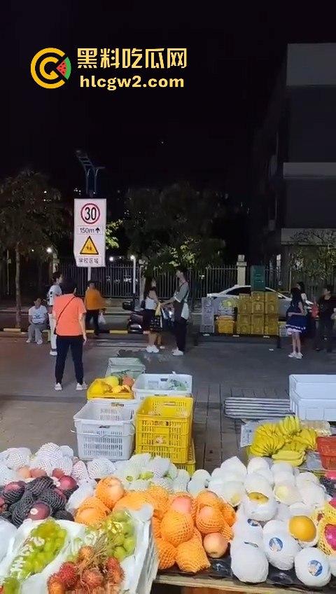 提子不新鲜还是顾客太酸？南沙美女门店撒野，扔提子打店员，抓到警局还咬人！-7