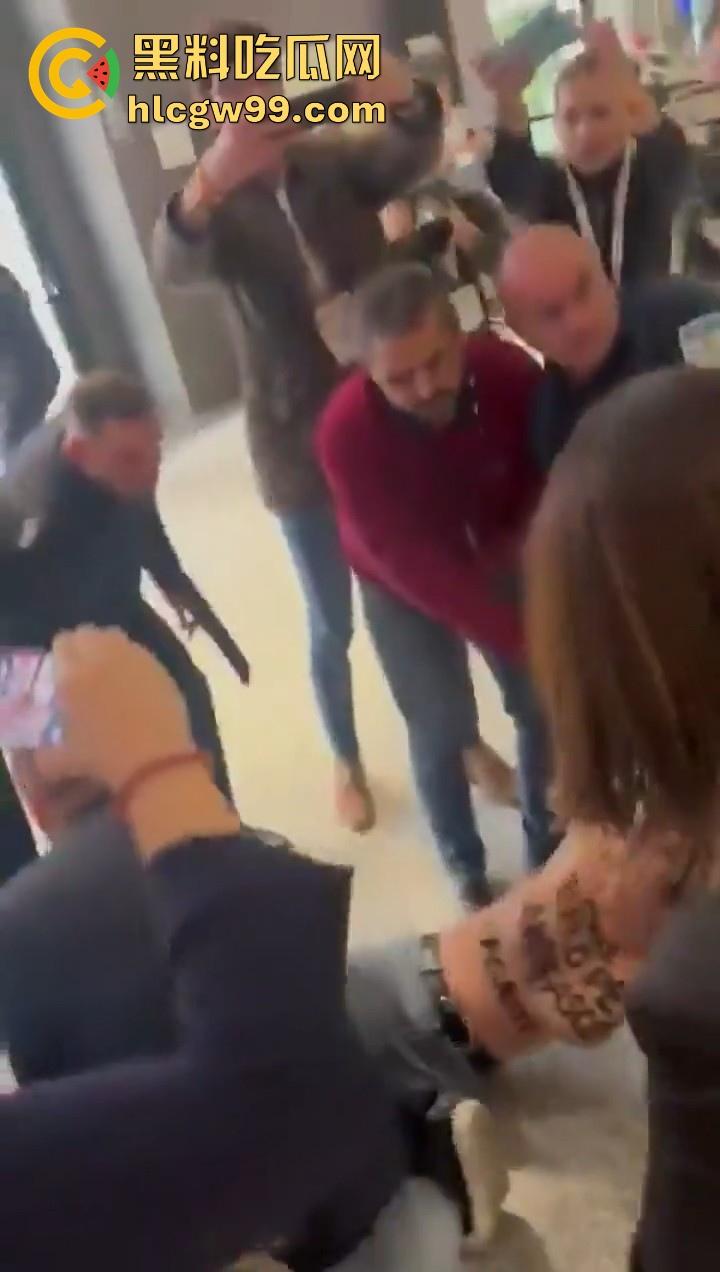 欧洲爱国者峰会再添骚乱！赤裸上身女权人士冲进了会场抗议，抗议内容写在奶子上，这点好评。-9