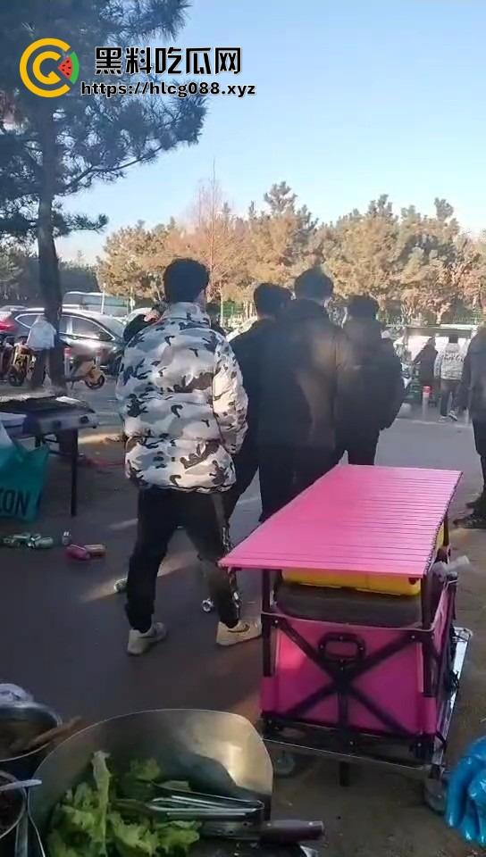 山东日照航海工程职业学院门口卖淀粉肠的摊主惨了！白衣男当街掀摊，城管还是社会哥？-10