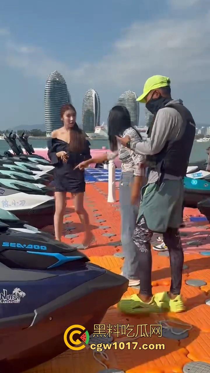 海南三亚钟情会所海边两大极品女现场撕逼，谁也不服谁直接开干，扯头发抓胸打起来丝毫不输男的，拦都拦不开！-2