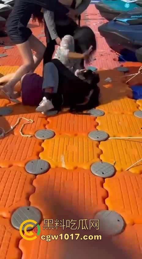 海南三亚钟情会所海边两大极品女现场撕逼，谁也不服谁直接开干，扯头发抓胸打起来丝毫不输男的，拦都拦不开！-5