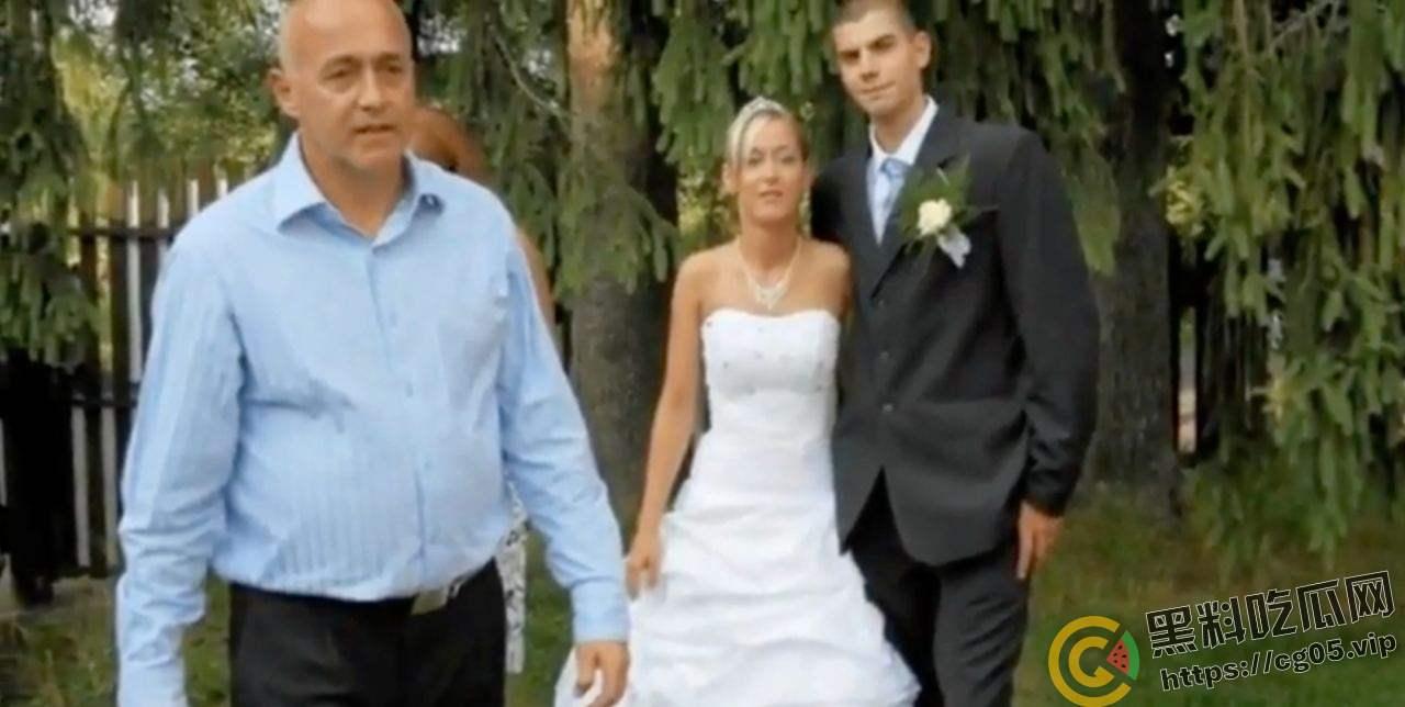 国外小伙亲生父亲给自己戴绿帽子 妻子与丈夫父亲出轨还把做爱视频录下来 乱伦视频被流出-1