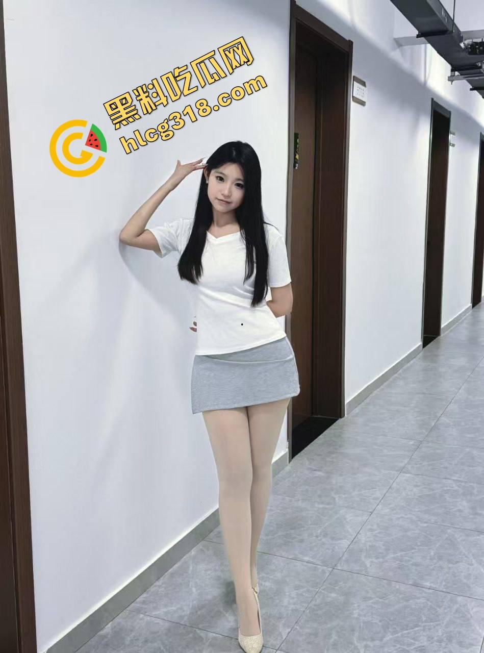 极品炮友太离谱，后入时边操边和闺蜜视频闲聊，还问你们都戴套吗？能不能射里面？骚话根本停不下来！-1