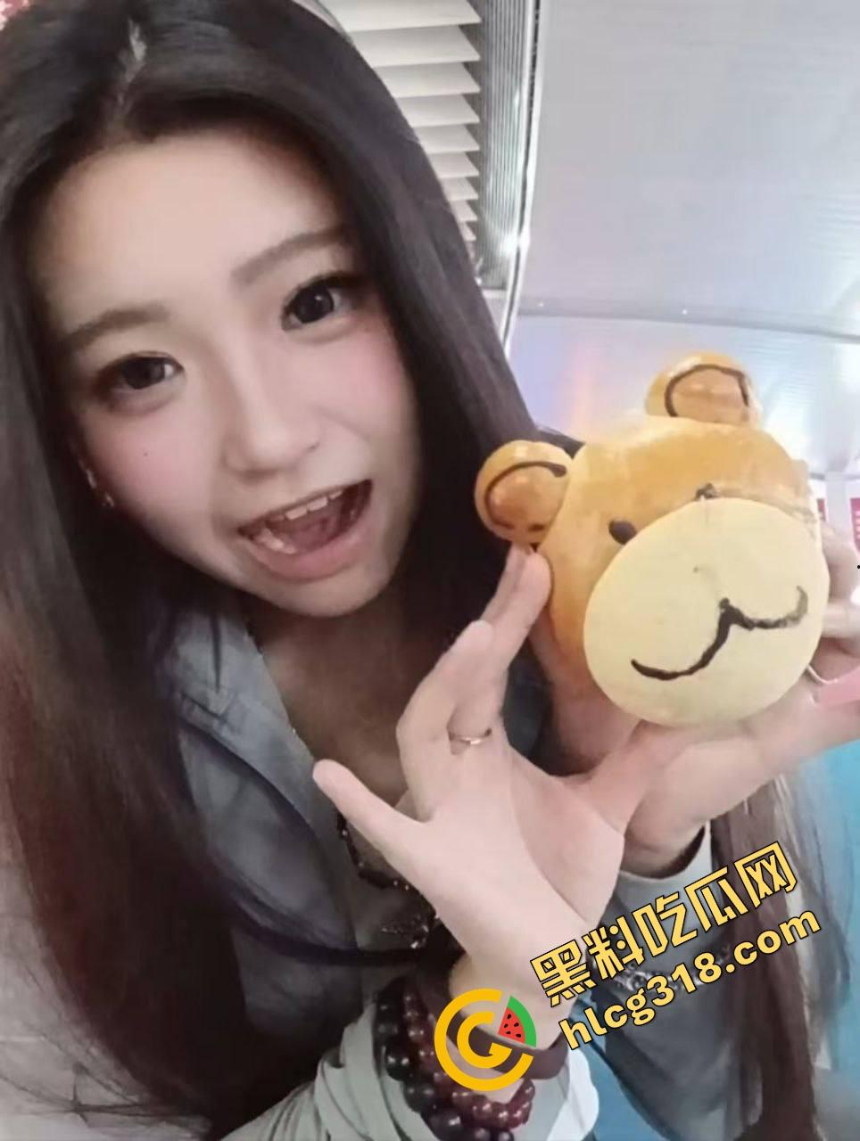 极品炮友太离谱，后入时边操边和闺蜜视频闲聊，还问你们都戴套吗？能不能射里面？骚话根本停不下来！-3