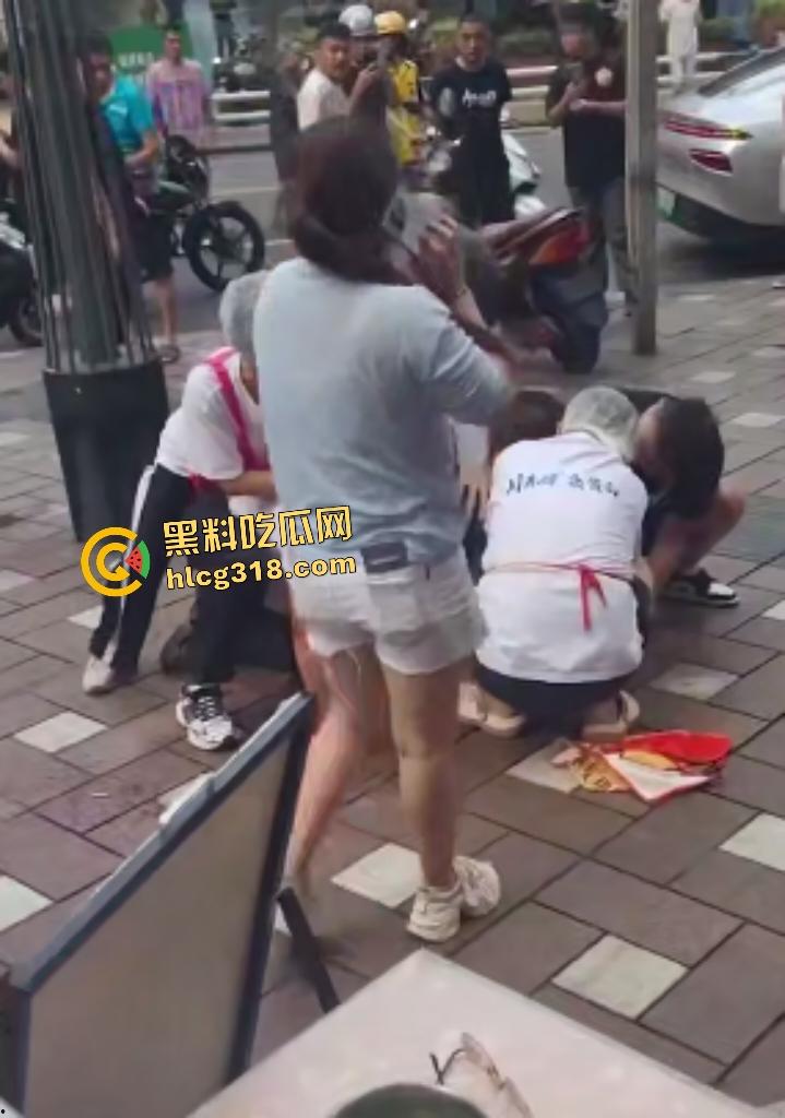 重庆两面馆老板因抢客直接拿刀互砍，刀光剑影之间观众身上无缘无故多了一身血！-2