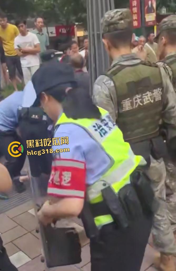 重庆两面馆老板因抢客直接拿刀互砍，刀光剑影之间观众身上无缘无故多了一身血！-5