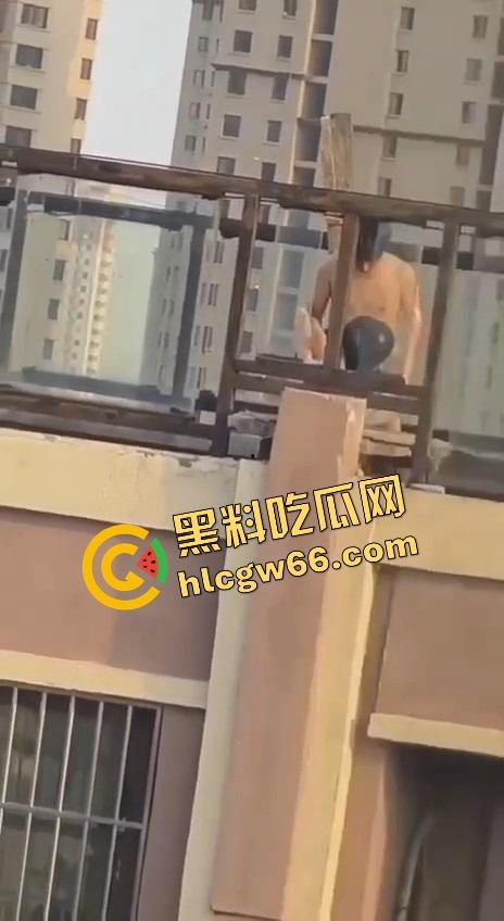 野外DO逼爽文，从凉亭到课桌，从后备箱到阳台，一路干遍城市角落，感觉一来立马顶进去！-11