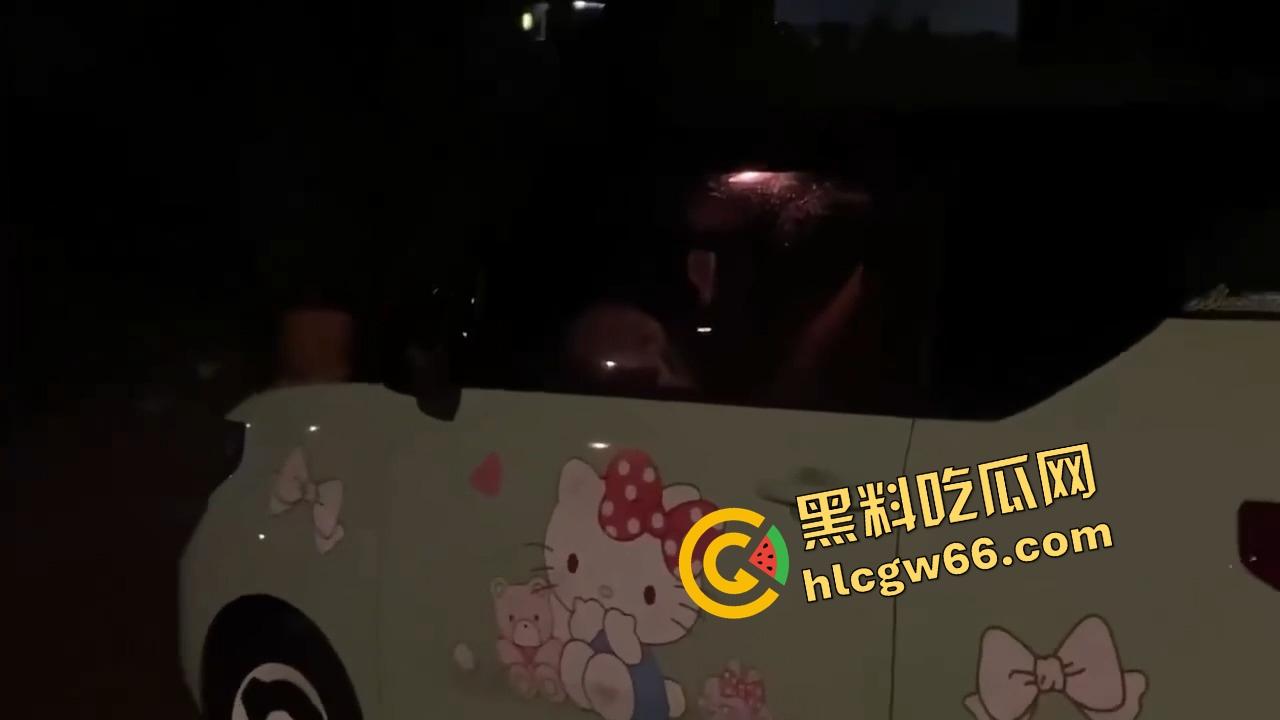 野外DO逼爽文，从凉亭到课桌，从后备箱到阳台，一路干遍城市角落，感觉一来立马顶进去！-13