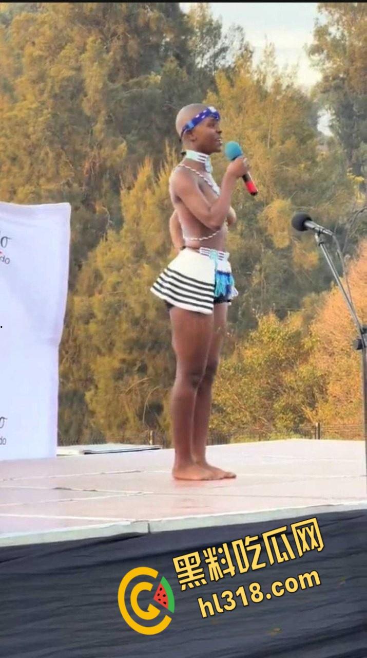 开普敦东部Miss inkciyo传统选美比赛，参加选手必须是处女，性感酮体舞台一展歌喉，不得不说真有看点 !-3