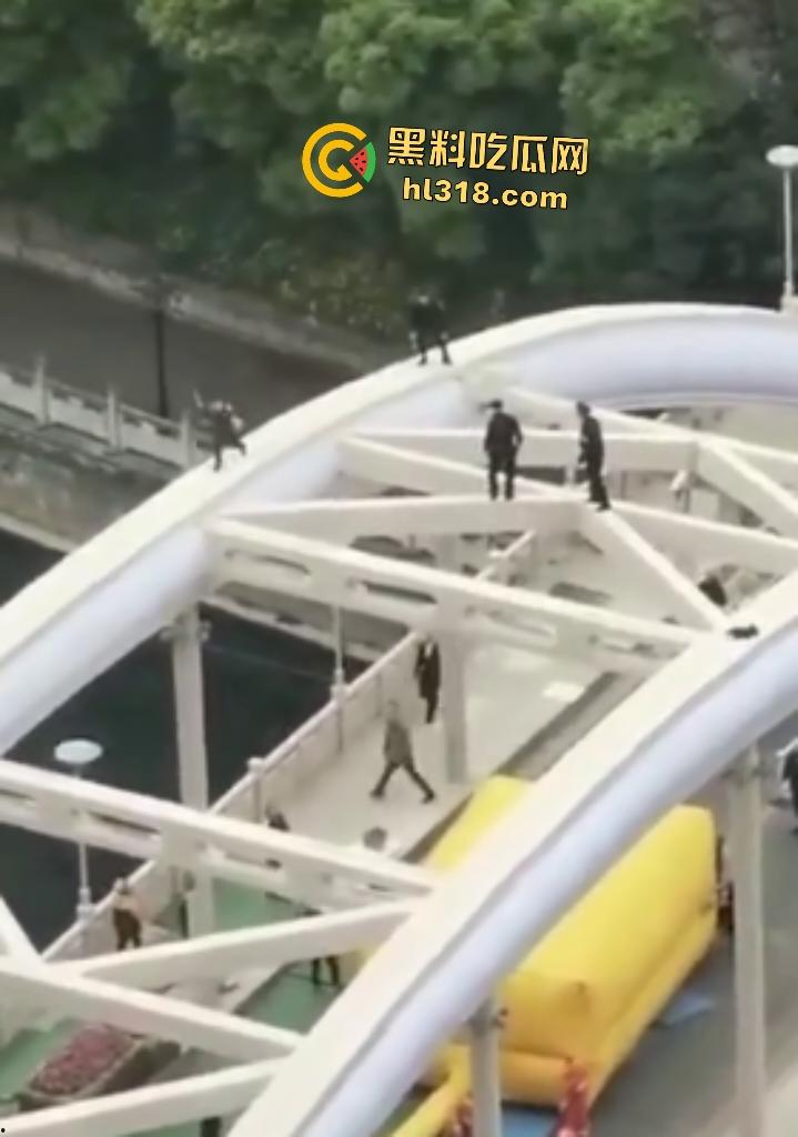 贵阳大妈桥梁上狂飙乱舞！警察冒死追捕抓不住，桥下救援队拖气垫累瘫，最后大妈自投罗网被按倒！-2