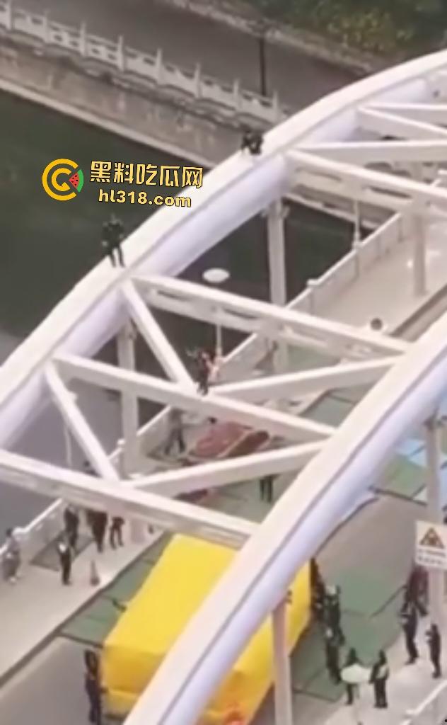 贵阳大妈桥梁上狂飙乱舞！警察冒死追捕抓不住，桥下救援队拖气垫累瘫，最后大妈自投罗网被按倒！-4