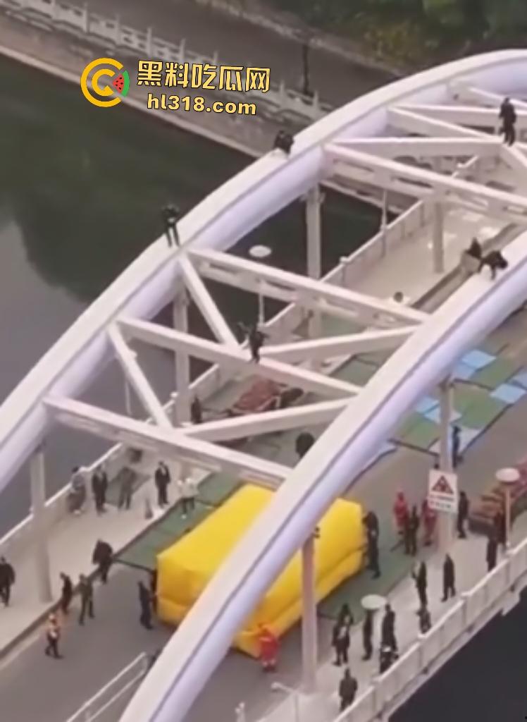 贵阳大妈桥梁上狂飙乱舞！警察冒死追捕抓不住，桥下救援队拖气垫累瘫，最后大妈自投罗网被按倒！-5