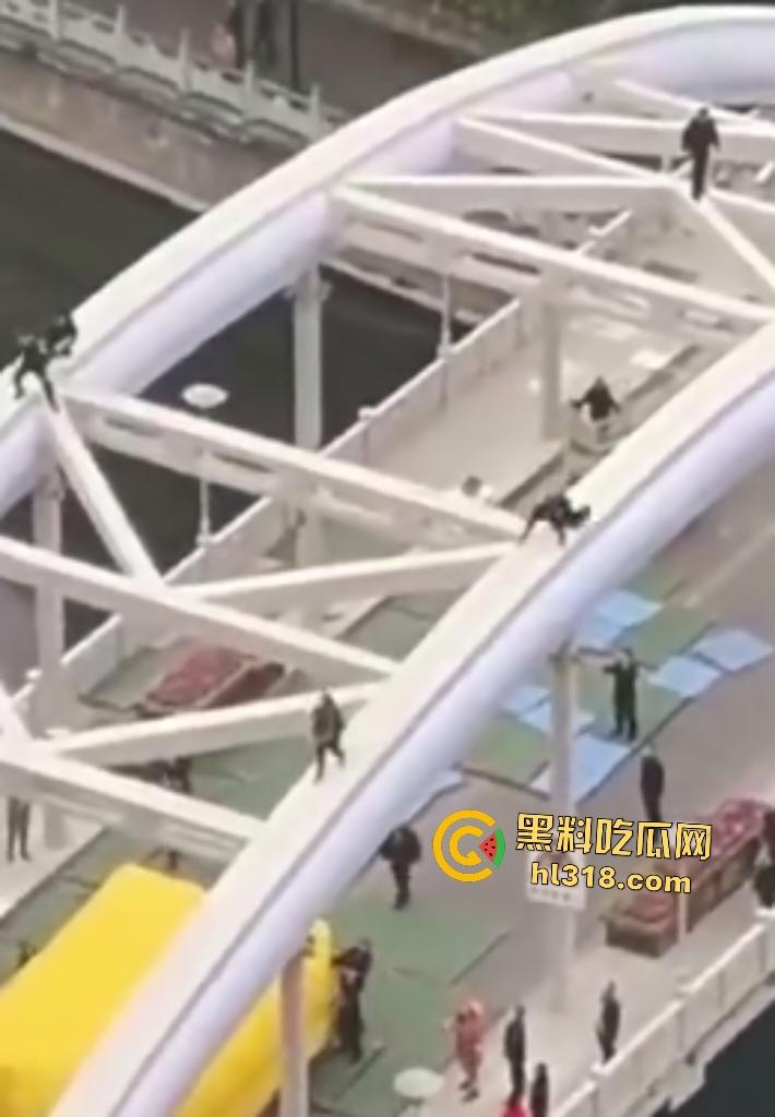 贵阳大妈桥梁上狂飙乱舞！警察冒死追捕抓不住，桥下救援队拖气垫累瘫，最后大妈自投罗网被按倒！-7
