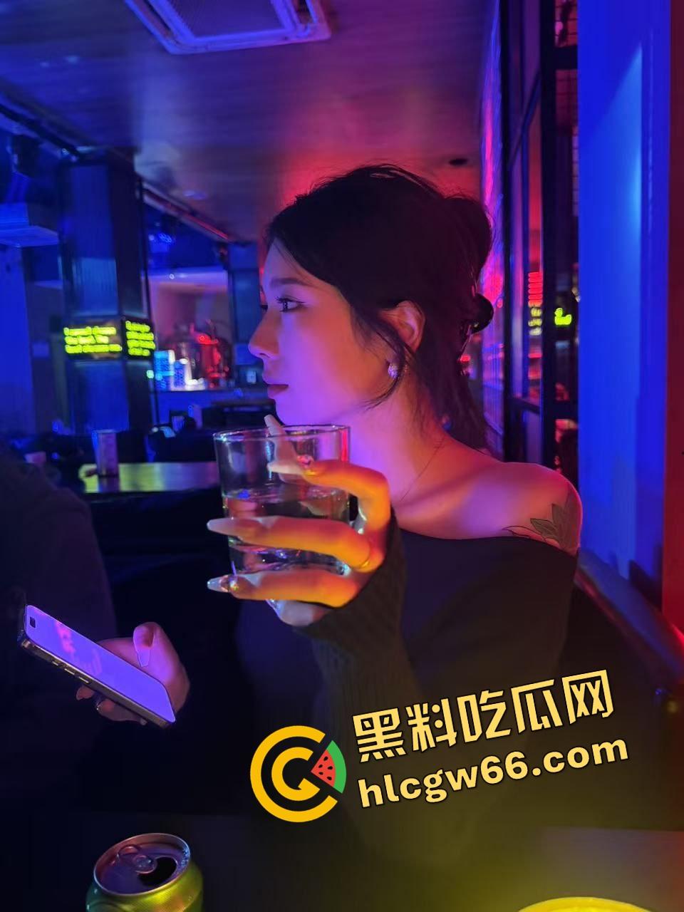 后入神器不是姿势，是肛塞！肛塞就是女友的钻石耳钉，后入角度一看骚得优雅，真他妈赏心悦目！-4