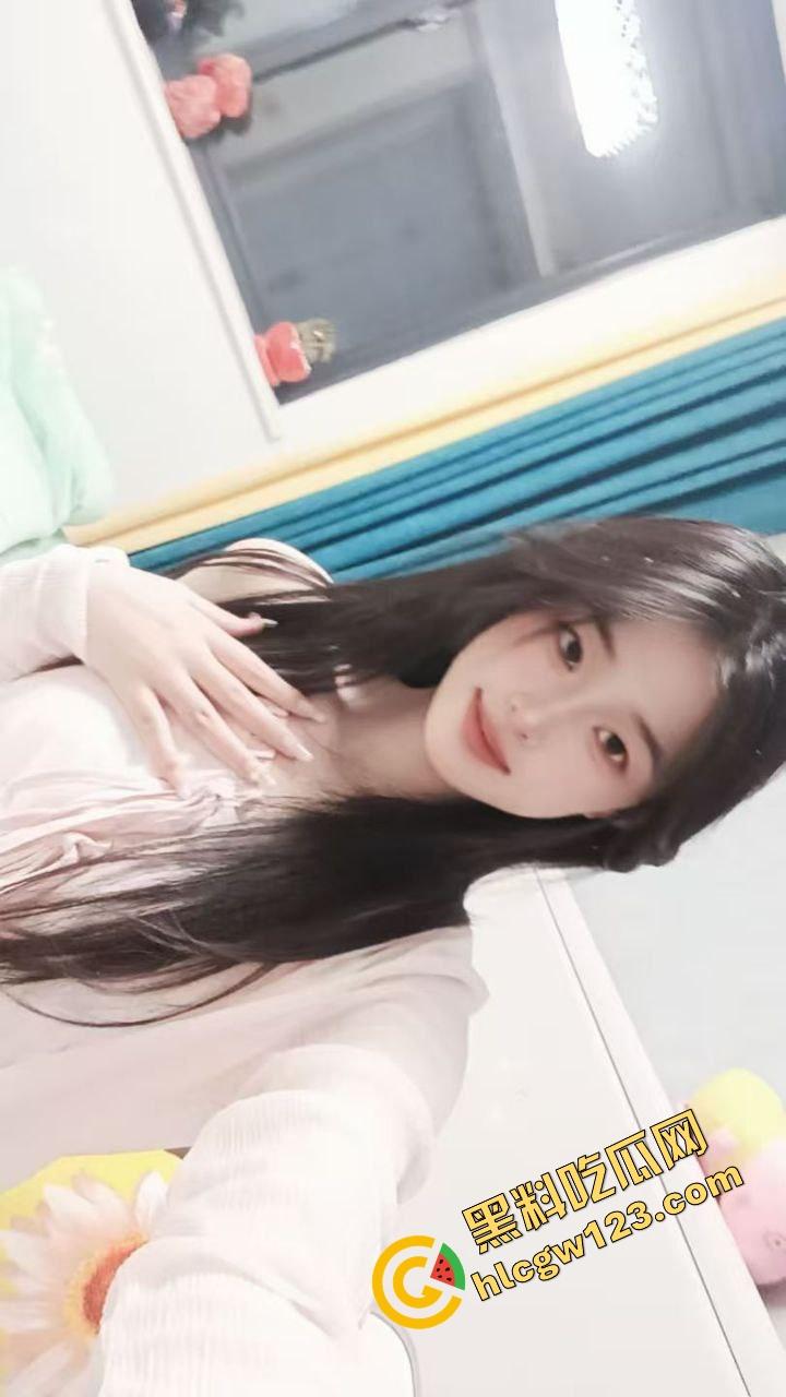 怒火攻心版路边操逼现场曝光，小伙脱裤就插当街透女友批，环卫大爷看傻，快枪十秒完事操完提裤就走！-3