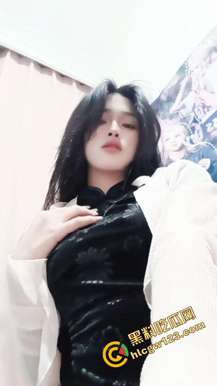 怒火攻心版路边操逼现场曝光，小伙脱裤就插当街透女友批，环卫大爷看傻，快枪十秒完事操完提裤就走！-4