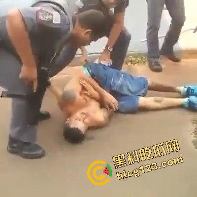 黑人小哥狂拽酷炫!挥棍挡子弹,电视剧看多了玩命呢?-5