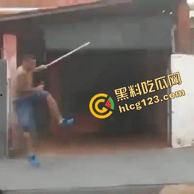 黑人小哥狂拽酷炫!挥棍挡子弹,电视剧看多了玩命呢?-6