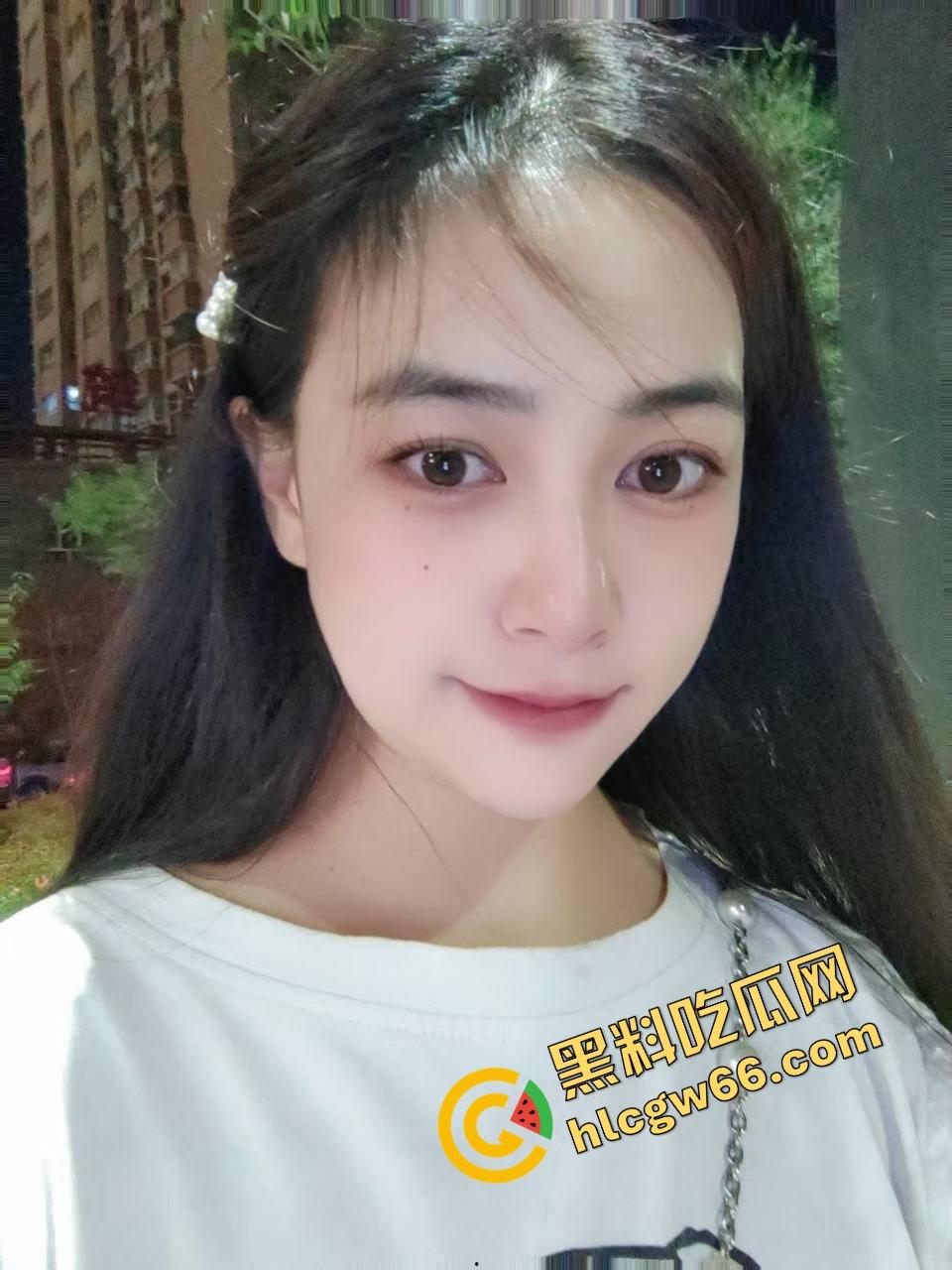 重庆财大新疆母狗『夏兹热丽』第一次刚破处就被拍下口吞脸射，鲍图奶照全网流出，干完还舔精自拍！-1