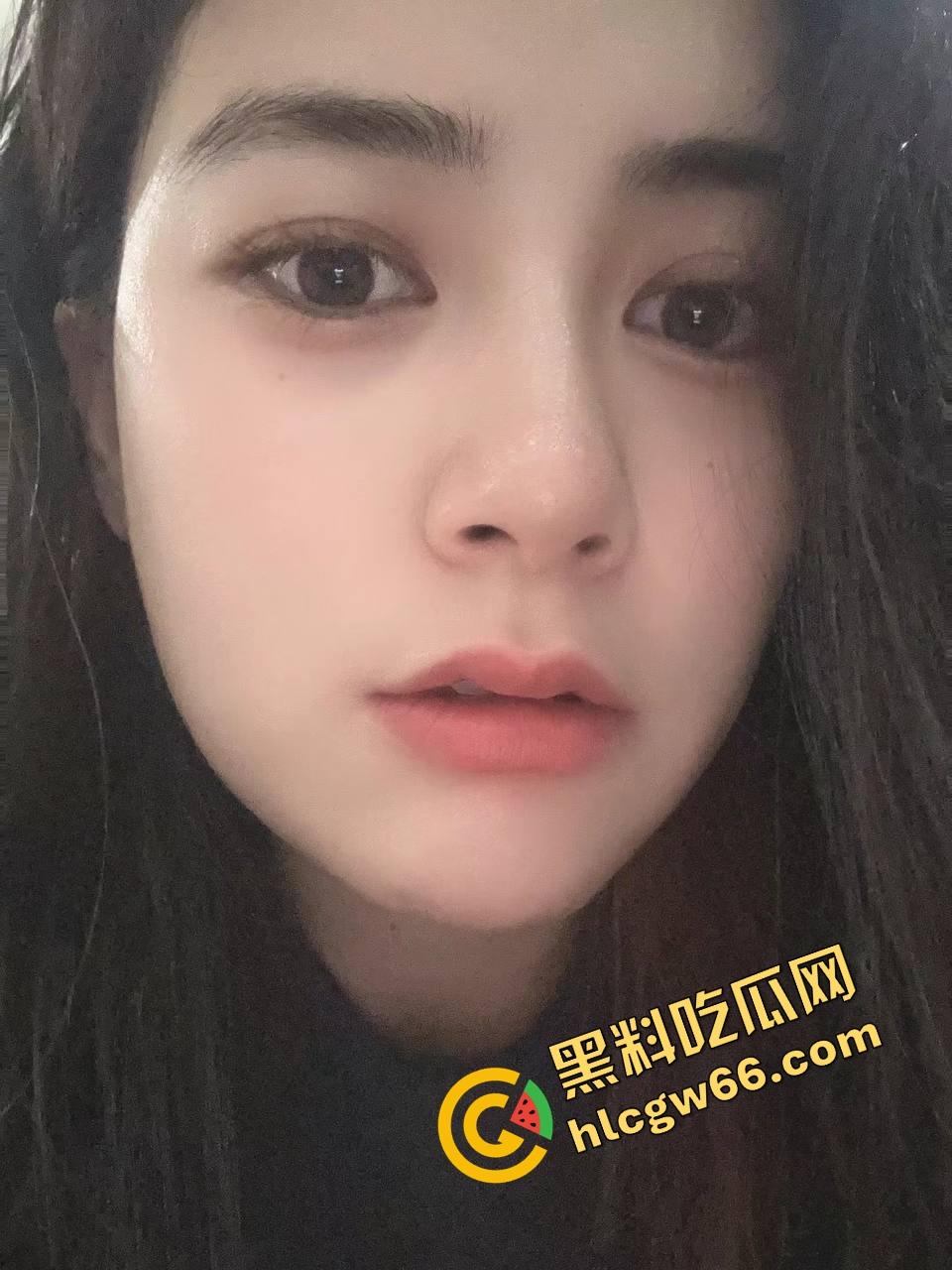 重庆财大新疆母狗『夏兹热丽』第一次刚破处就被拍下口吞脸射，鲍图奶照全网流出，干完还舔精自拍！-2