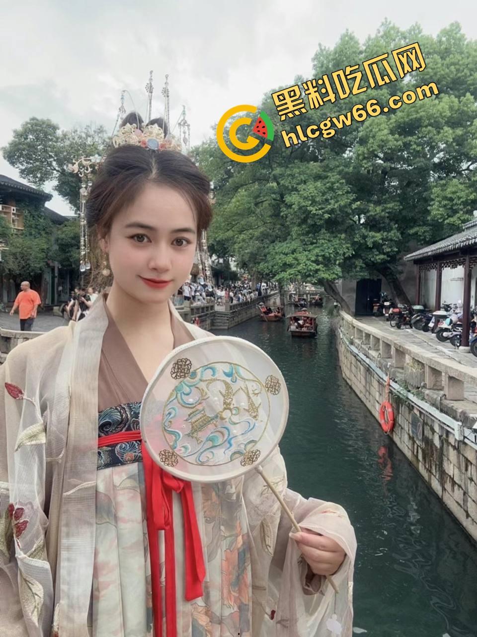 重庆财大新疆母狗『夏兹热丽』第一次刚破处就被拍下口吞脸射，鲍图奶照全网流出，干完还舔精自拍！-7