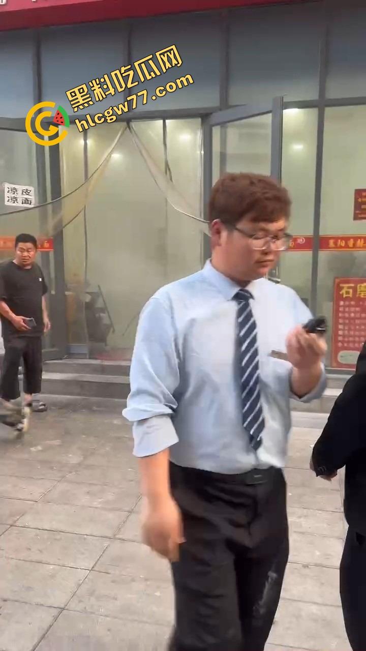 武汉光谷牛肉面店惊现砍人案，一言不合刀光乱舞，食客吓得连汤都没顾上喝就开跑！-8