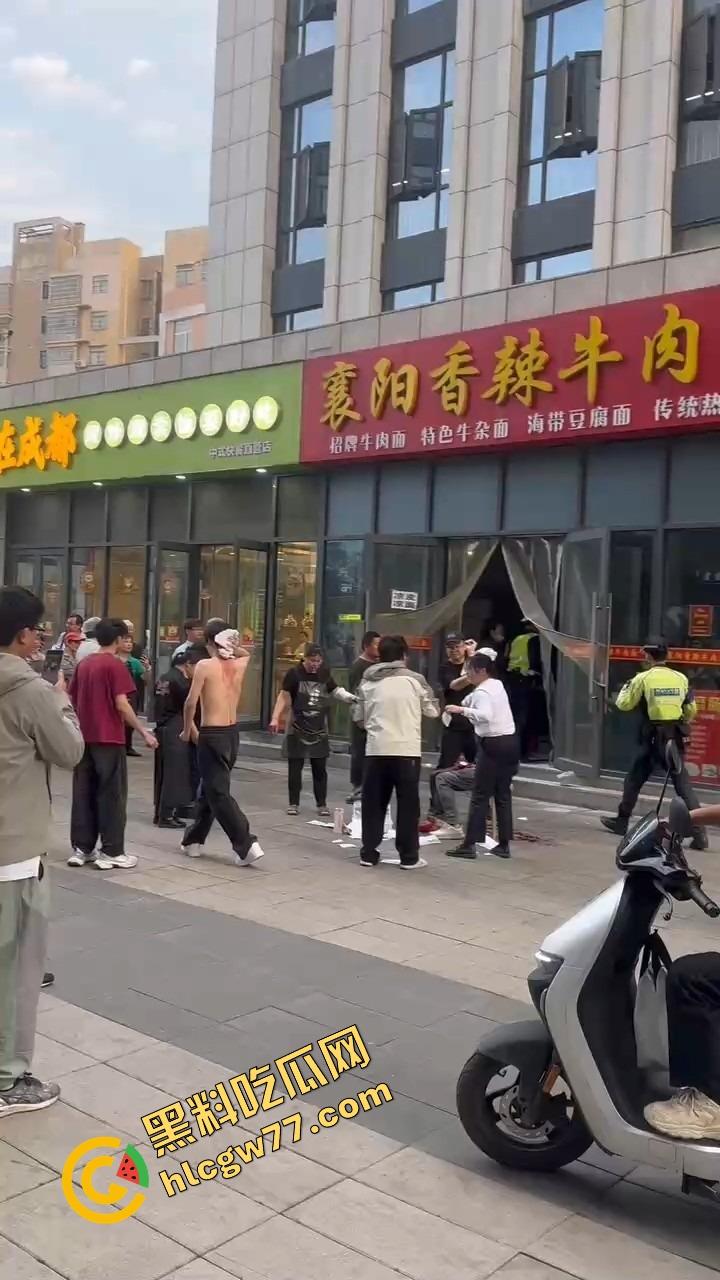 武汉光谷牛肉面店惊现砍人案，一言不合刀光乱舞，食客吓得连汤都没顾上喝就开跑！-10