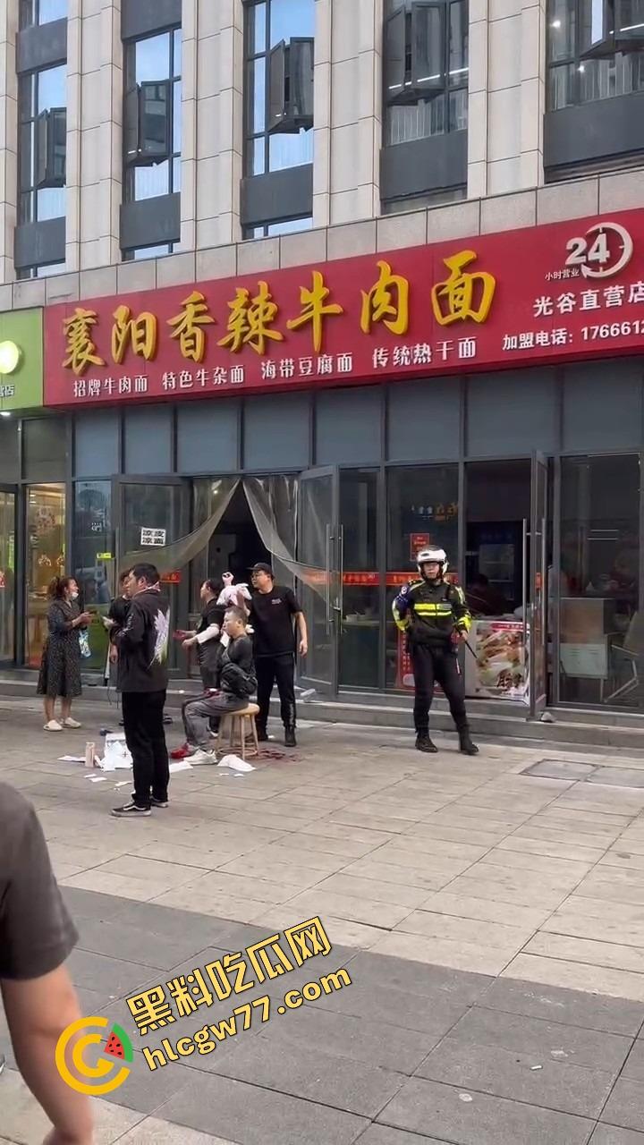 武汉光谷牛肉面店惊现砍人案，一言不合刀光乱舞，食客吓得连汤都没顾上喝就开跑！-12
