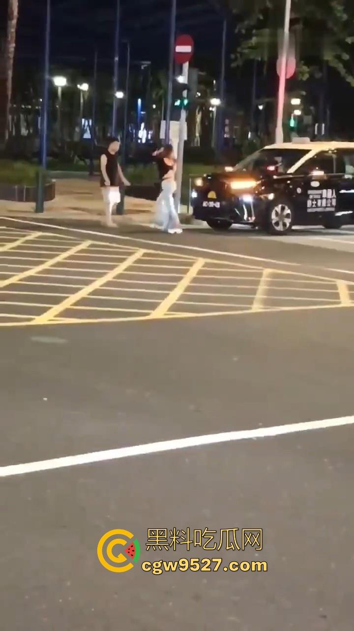 澳门深夜街头一女子与男友闹矛盾，到大街上横躺堵车，到底是受了什么刺激啊，这真的是拿生命开玩笑！-6