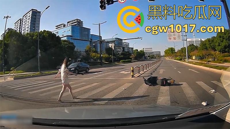 看个车祸竟然起反应了！极品长腿美女被撞飞，性感美腿展露无遗，美腿修长白嫩，这姿势也太优雅了！-6