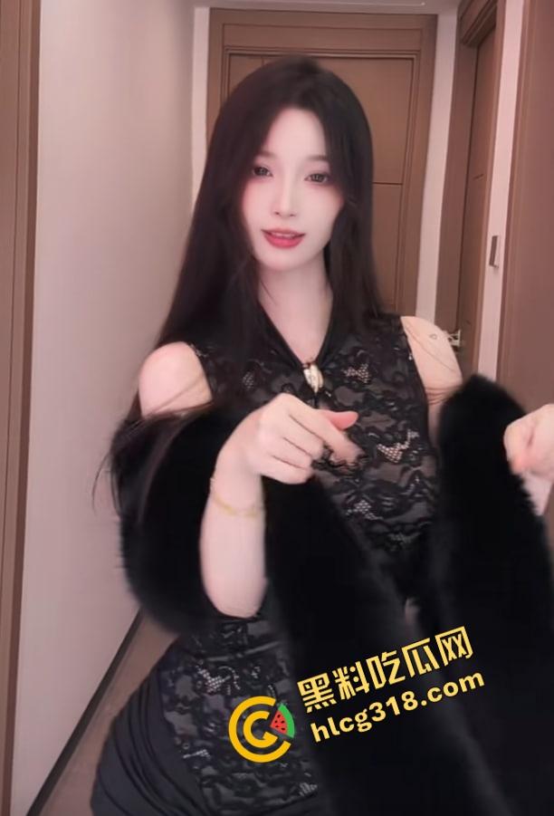 抖音大奶女主播PK秀绝活,一套骚操作连招收割大哥,姿势全会身材又骚,哪个大哥能挺住不缴械?-1