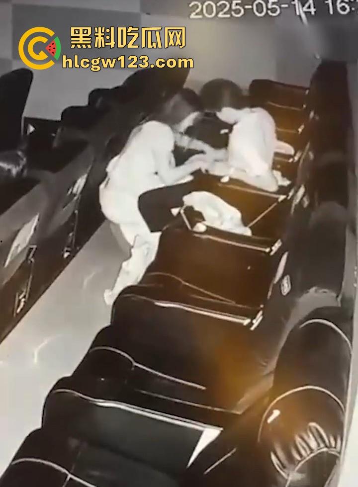 电影院监控下 情侣吃鸡被抓包 角落里埋头猛吸十分刺激 尺度炸裂到让人脸红心跳！-3