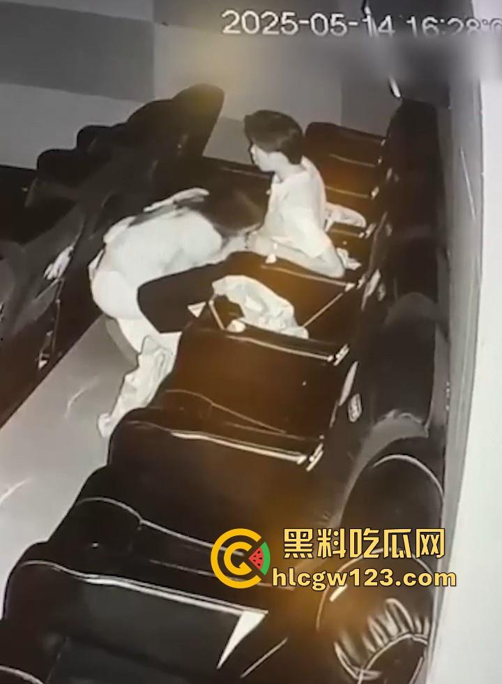 电影院监控下 情侣吃鸡被抓包 角落里埋头猛吸十分刺激 尺度炸裂到让人脸红心跳！-5