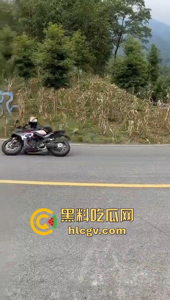 小仙女骑摩托压弯失败摔车！摔得惨不忍睹，看到吃瓜群众拍摄直接破防大骂！-4