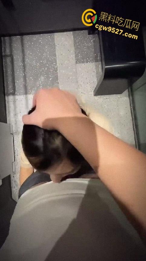 杭州空瓶子酒吧气氛组【张欣慧】,被社会小伙调教成性奴母狗,还带去给兄弟一起操,真是白瞎了!-6