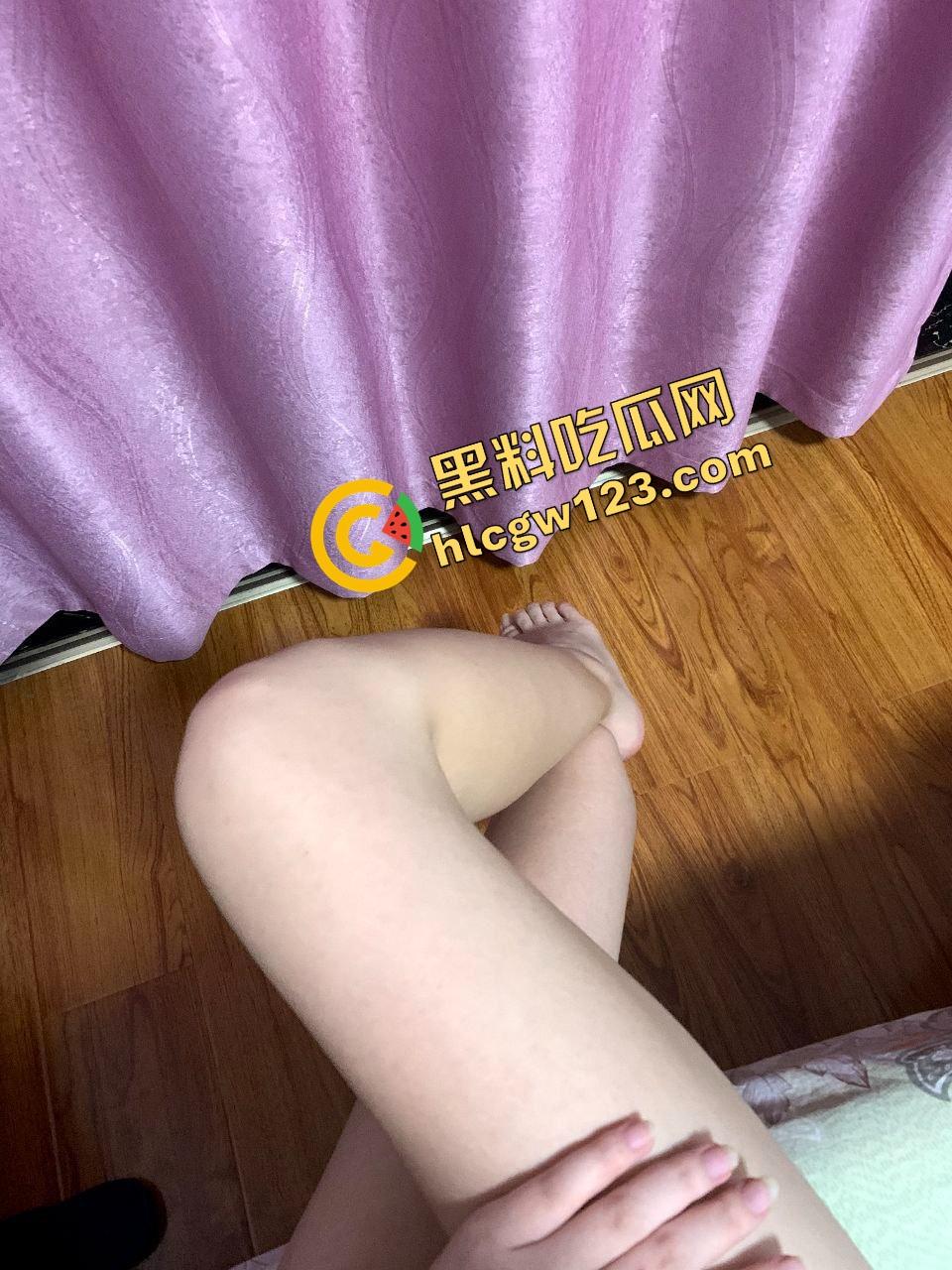 瓜友群里分享这丝袜这腿这骚劲儿,这少妇你能忍住不撸?群友们别光装哑巴忙着动手,是不是不行了?-7