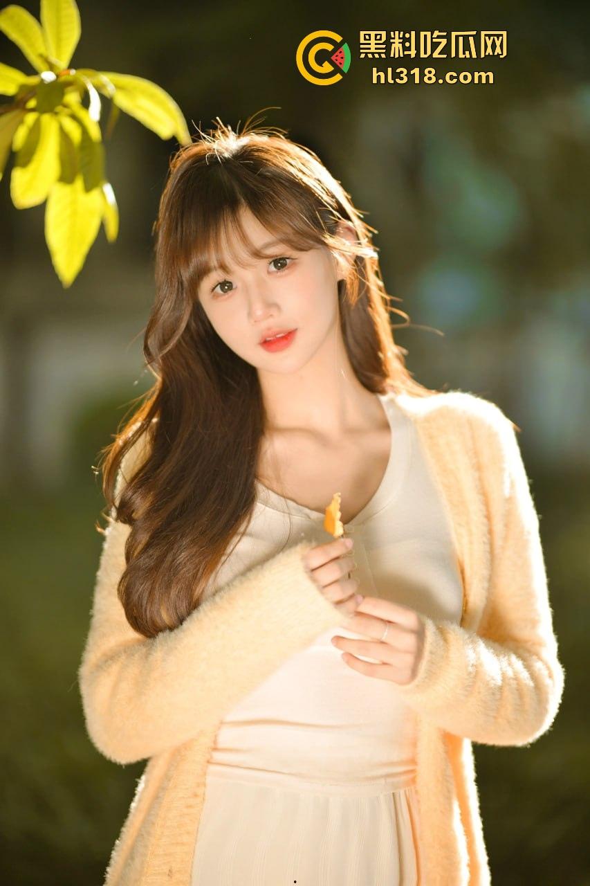 激情小情侣空中泳池激情啪啪被偷拍,泳池极限后入,口交深喉,公共场合大胆做爱,激情满满!-2