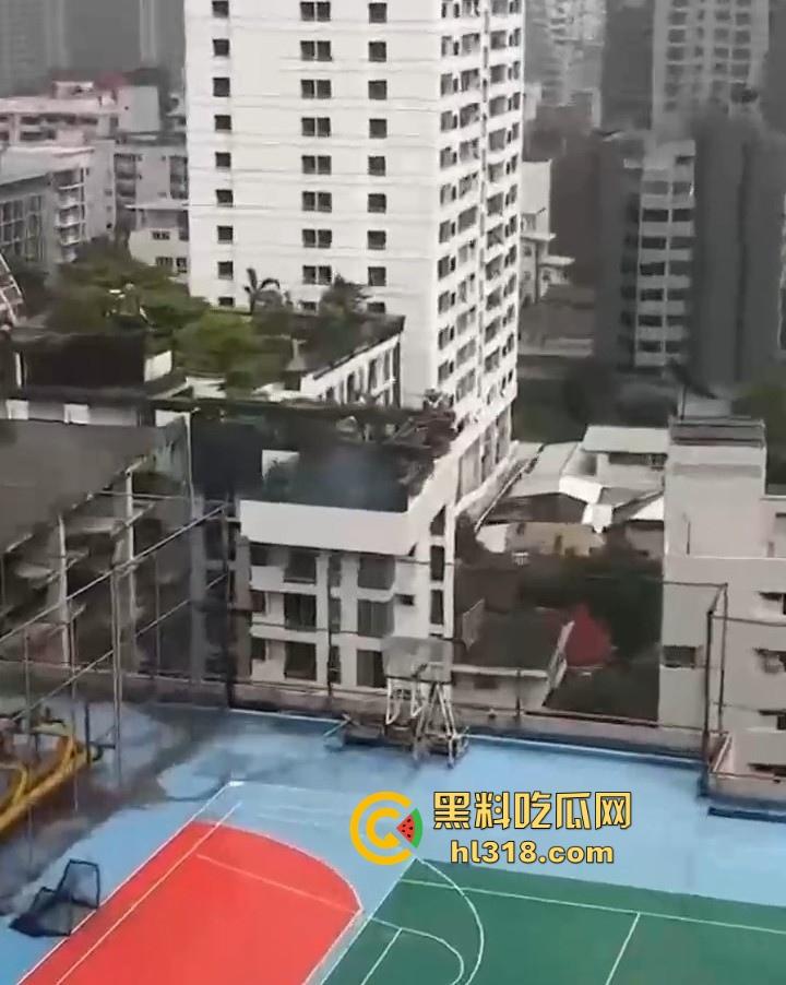 激情小情侣空中泳池激情啪啪被偷拍,泳池极限后入,口交深喉,公共场合大胆做爱,激情满满!-3