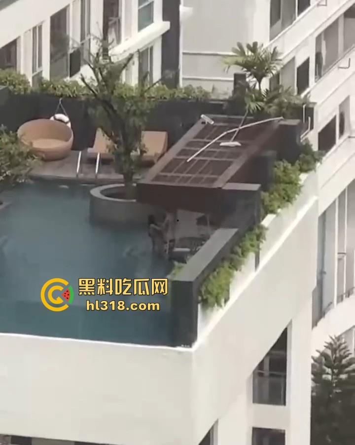 激情小情侣空中泳池激情啪啪被偷拍,泳池极限后入,口交深喉,公共场合大胆做爱,激情满满!-4