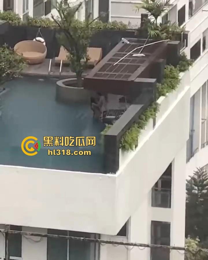 激情小情侣空中泳池激情啪啪被偷拍,泳池极限后入,口交深喉,公共场合大胆做爱,激情满满!-5