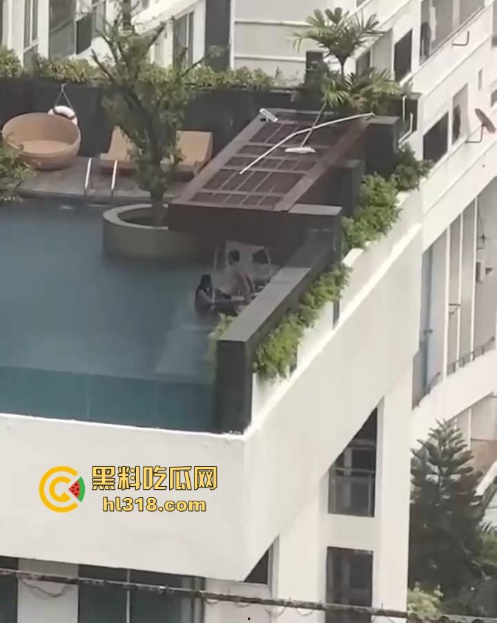 激情小情侣空中泳池激情啪啪被偷拍,泳池极限后入,口交深喉,公共场合大胆做爱,激情满满!-7