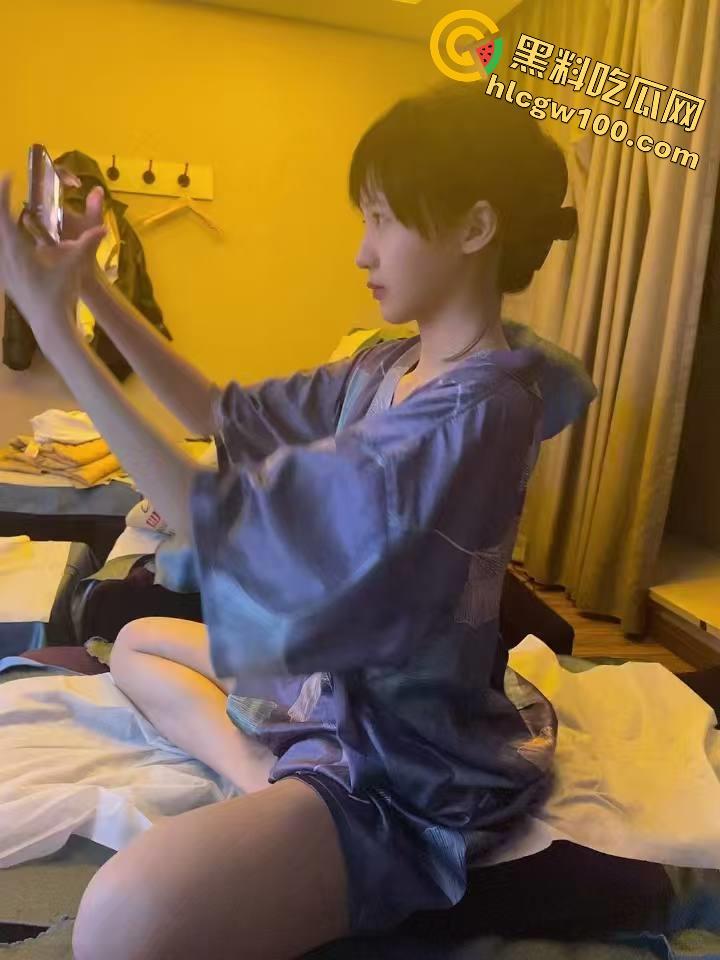 二代哥包养记录，一男配三女有钱真是好，无套后入猛操骚逼，骑脸口爆毫不心疼嘴巴都快被操肿了-6