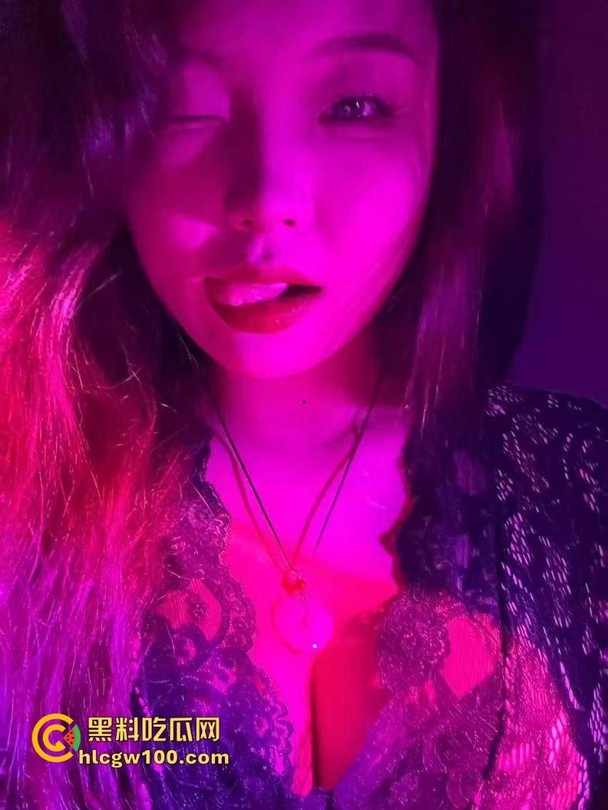 南京茶百道店长【李梅】夜晚跟老板玩激情车震,车上疯狂套弄,骚得像吸棒棒糖一样把老板爽翻!-3