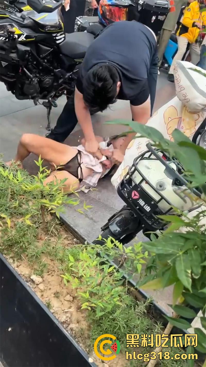 山东淄博疯批小土豆，往车主排气管塞酸辣粉，穿透明蕾丝内裤撒泼发疯，小穴都露出来了！-8